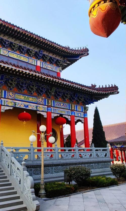 她三年时间走遍中国108座寺庙，最终在最不起眼的寺庙找到了答案。咱先说说这