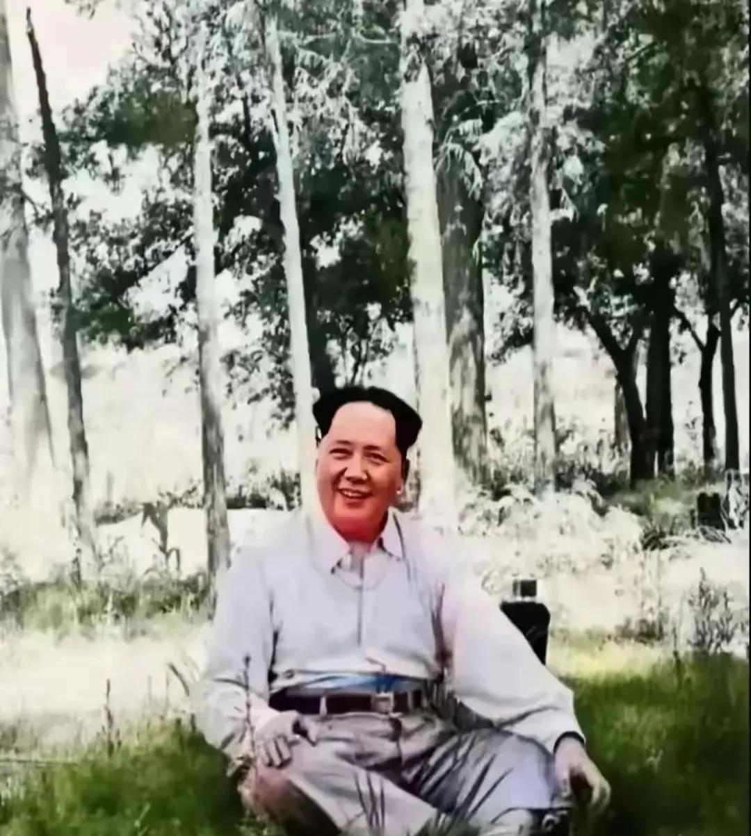 #分享一张珍贵老照片#春风万里，阳光照耀，草木茂盛。毛主席他老人家席地而坐，看