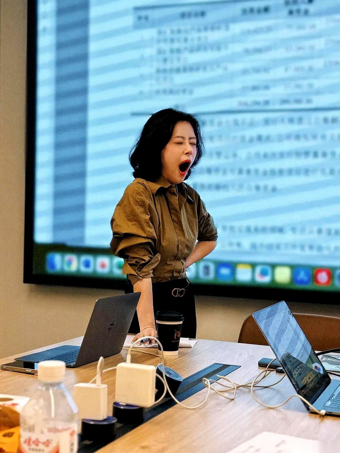 离下班还有十分钟，办公室里全是收拾东西的拉链声。我们项目部32岁的女经理突然把我