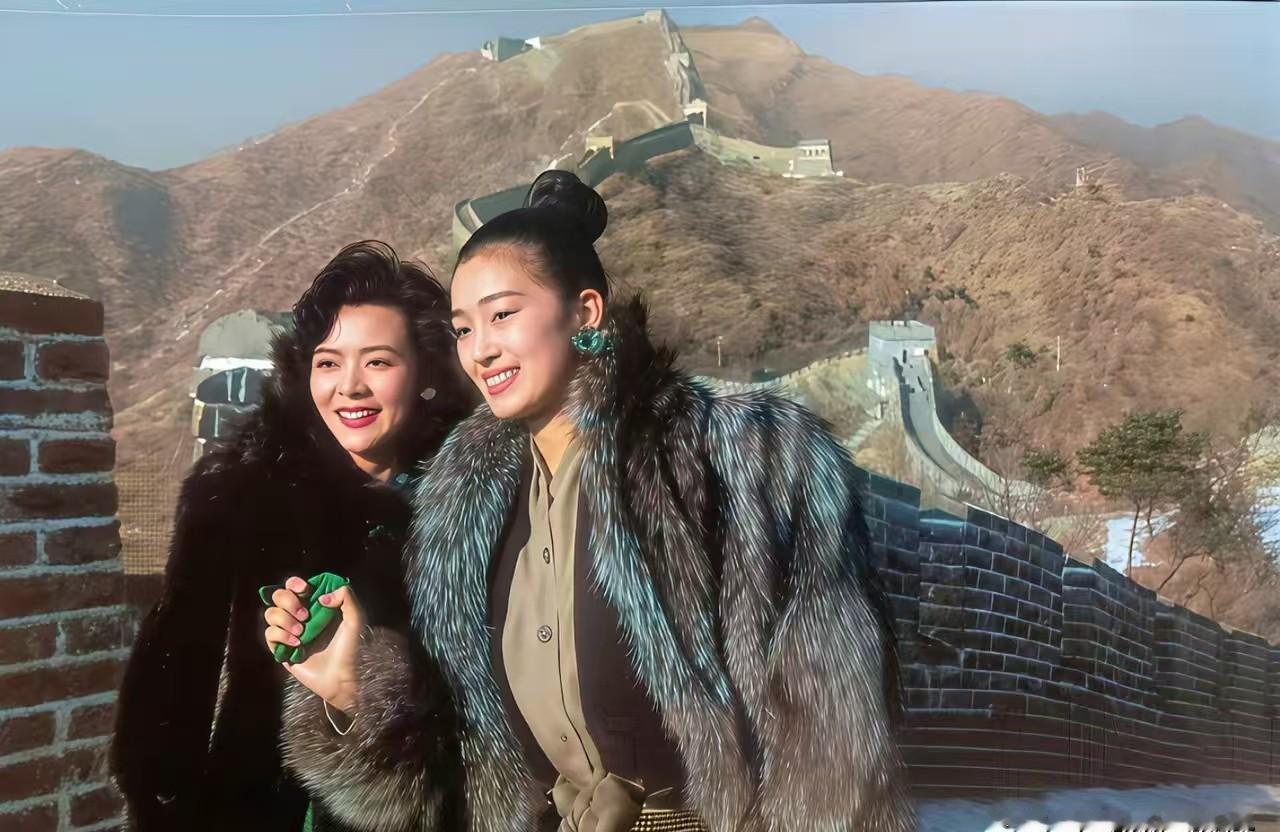 这张合影证明，“清纯”和“干净”是两回事。九十年代初，两个“颂莲”罕见同框。