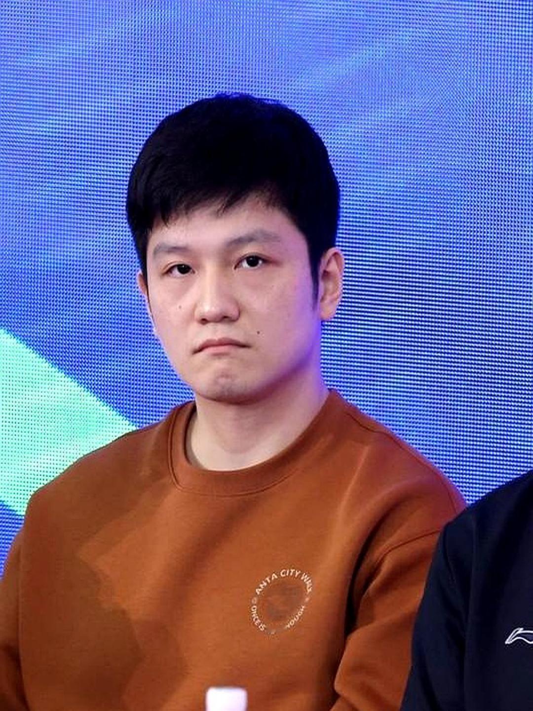 樊振东虽然没有公开承认恋情，但他的生活正在悄悄发生变化。他稳坐世界第一的宝座，但