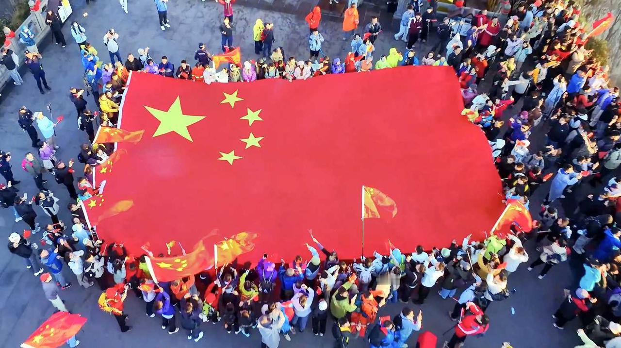 国庆首日，四川景区炸场！清晨7点，峨眉山金顶上千名游客涌动，伴着橙色朝霞，五星红