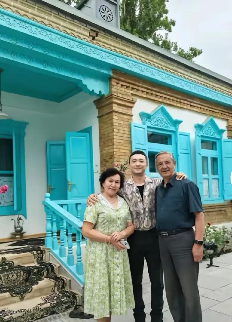 这是小尼和妈妈爸爸的，小尼长的既不像爸爸，也不像妈妈，我感觉尼格买提他的面容取决