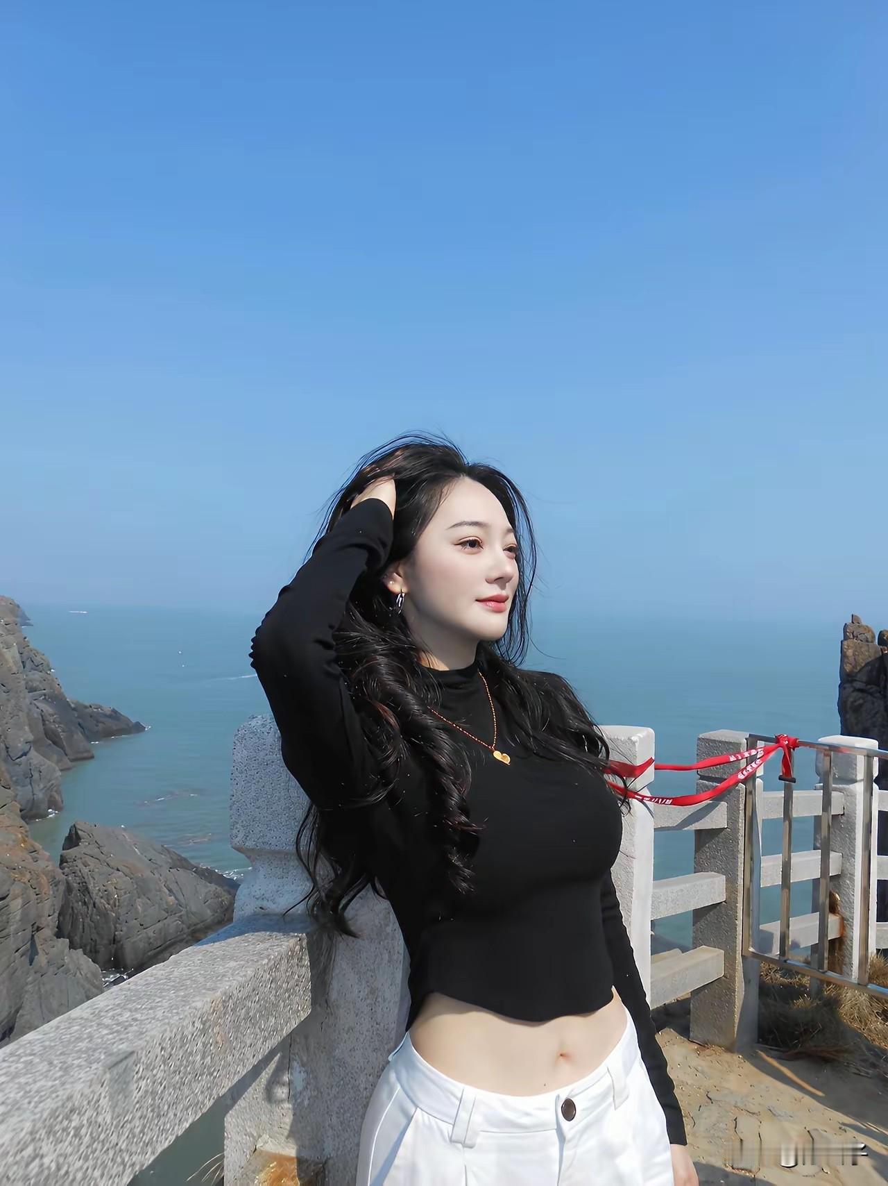 一起手牵手看日出日落一起看一场浪漫的电影一起喝个惬意的下午茶