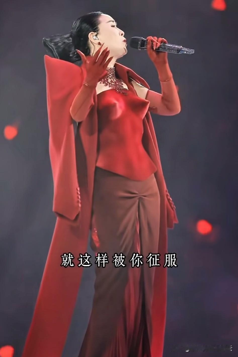 那英演唱会，她的专业、高水平、与粉丝共情共鸣都是超一流水准发挥的。但这衣服就太