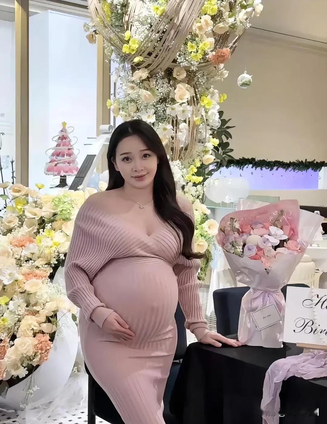 孕期的温柔时光，花海中的幸福瞬间🌸💐🌺