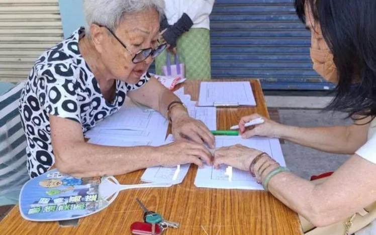 连署倒数3天！蓝营协助代收件　高雄双罢劫：差距大幅缩减“高雄罢双劫”二阶联署送