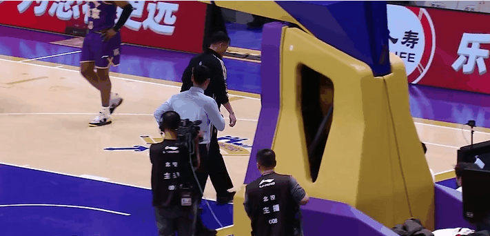 北控男篮祸从天降，沈梓捷90度崴脚离场！在近日北京对阵新疆的首节比赛中，沈梓捷争