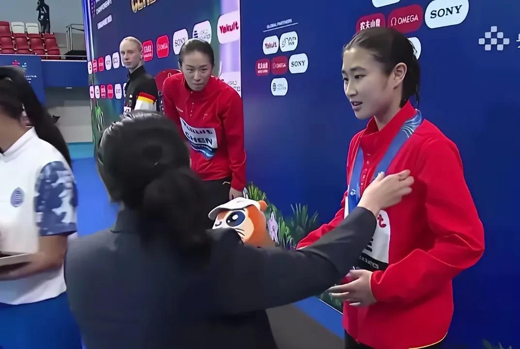 周继红出了洋相，幸亏陈芋汐救急。周继红把银牌发给了我国小将，其实她应该是铜牌。