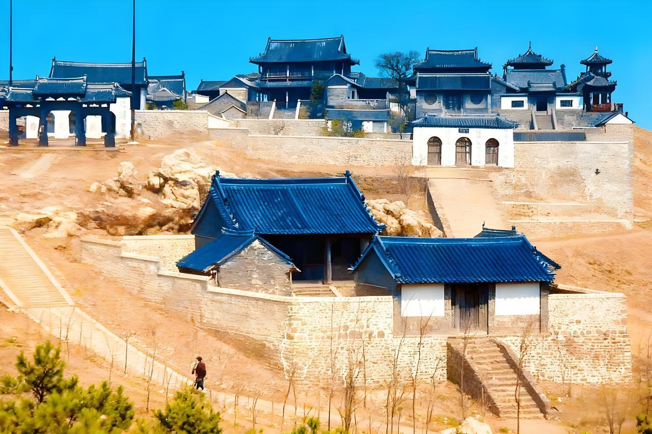 这张老照片定格了1930年代的登州蓬莱阁，古意盎然的建筑群依山势层层铺展，石砌的