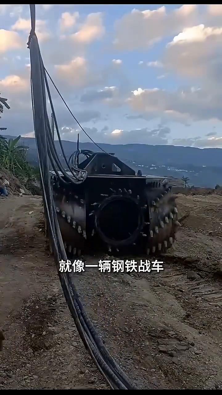 满嘴钢牙的"怪车"为啥能打出方形地基？有人问这种满嘴钢牙的大家伙看着既不像挖机