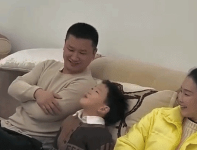 “晚上让孩子跟奶奶睡”！客厅里，一家三代人正在看电视，突然媳妇来到丈夫身边，给老