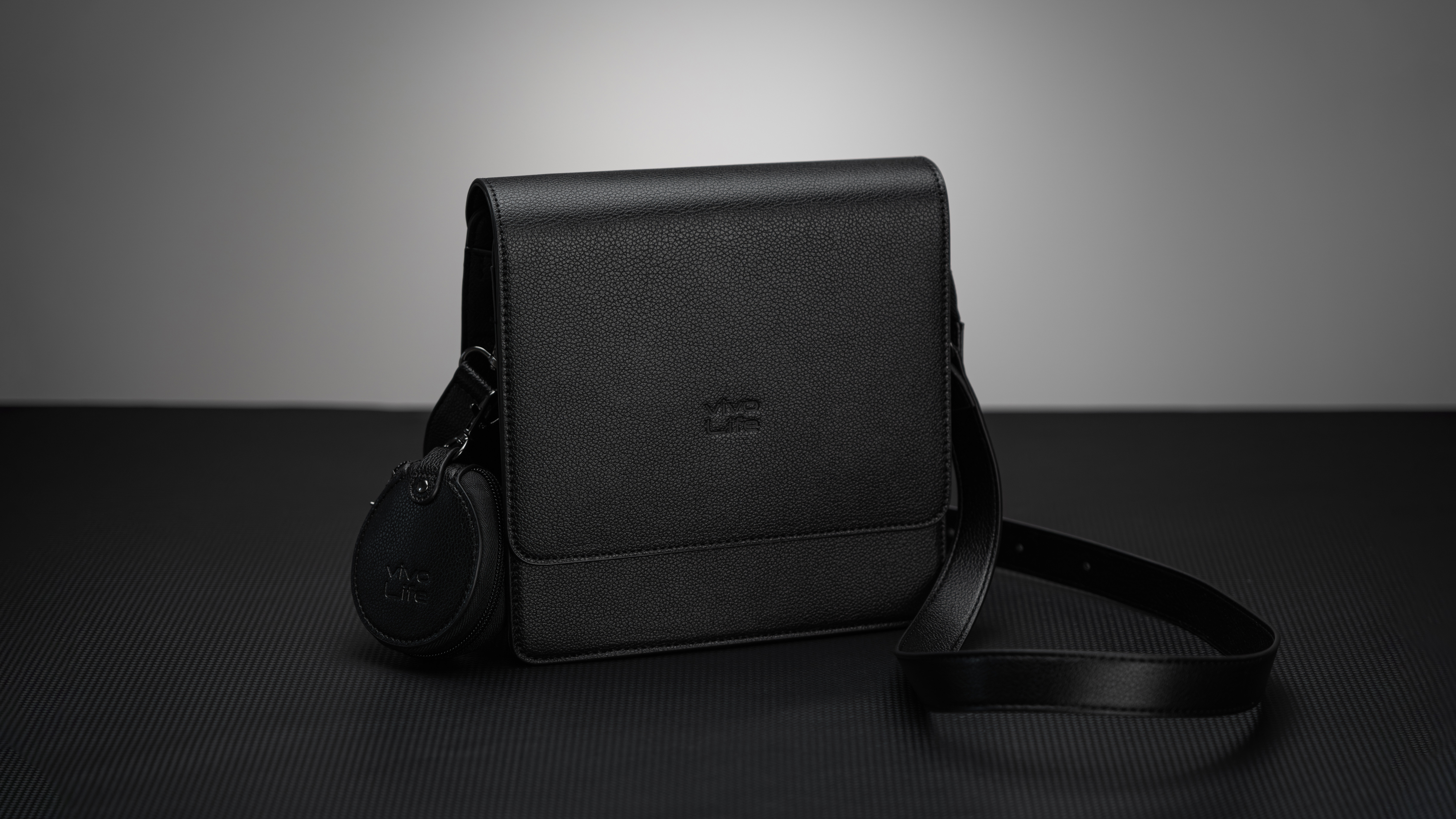 vivo还为了X300系列摄影套装单独做了个收纳包黑色的小皮包，挺有质感，大包可