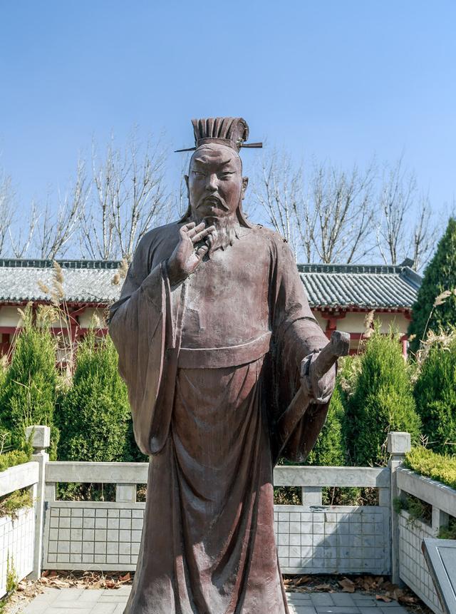 曹操俘虏陈宫，处死之前戏弄他：“你一死，你的妻子怎么办呢？”陈宫想到美貌的妻子，