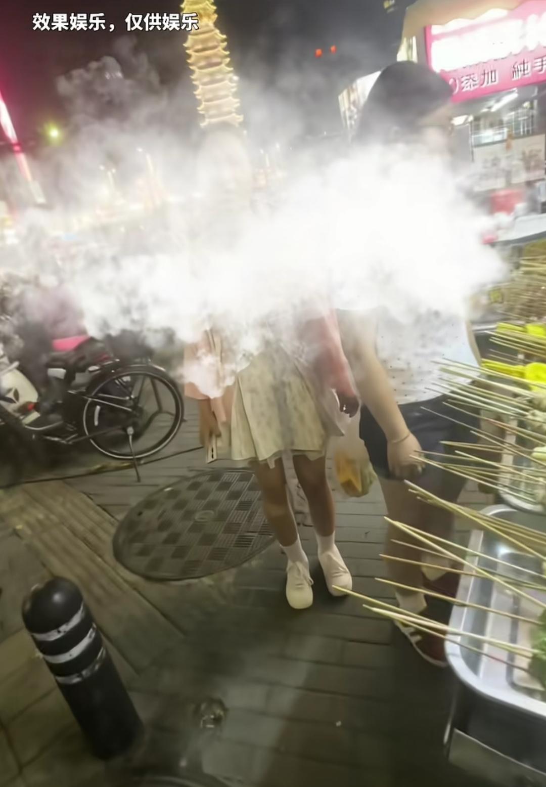 河南郑州，这位开路虎揽胜的车主，闲来无事，就开起了顺风车，不想被两个小姑娘狠狠的