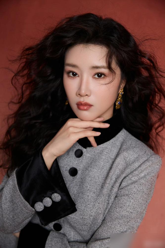 奚望靠郝倩倩圈了不少粉。但她现实里的亲情，比戏里还暖。五岁那年爸妈离婚，