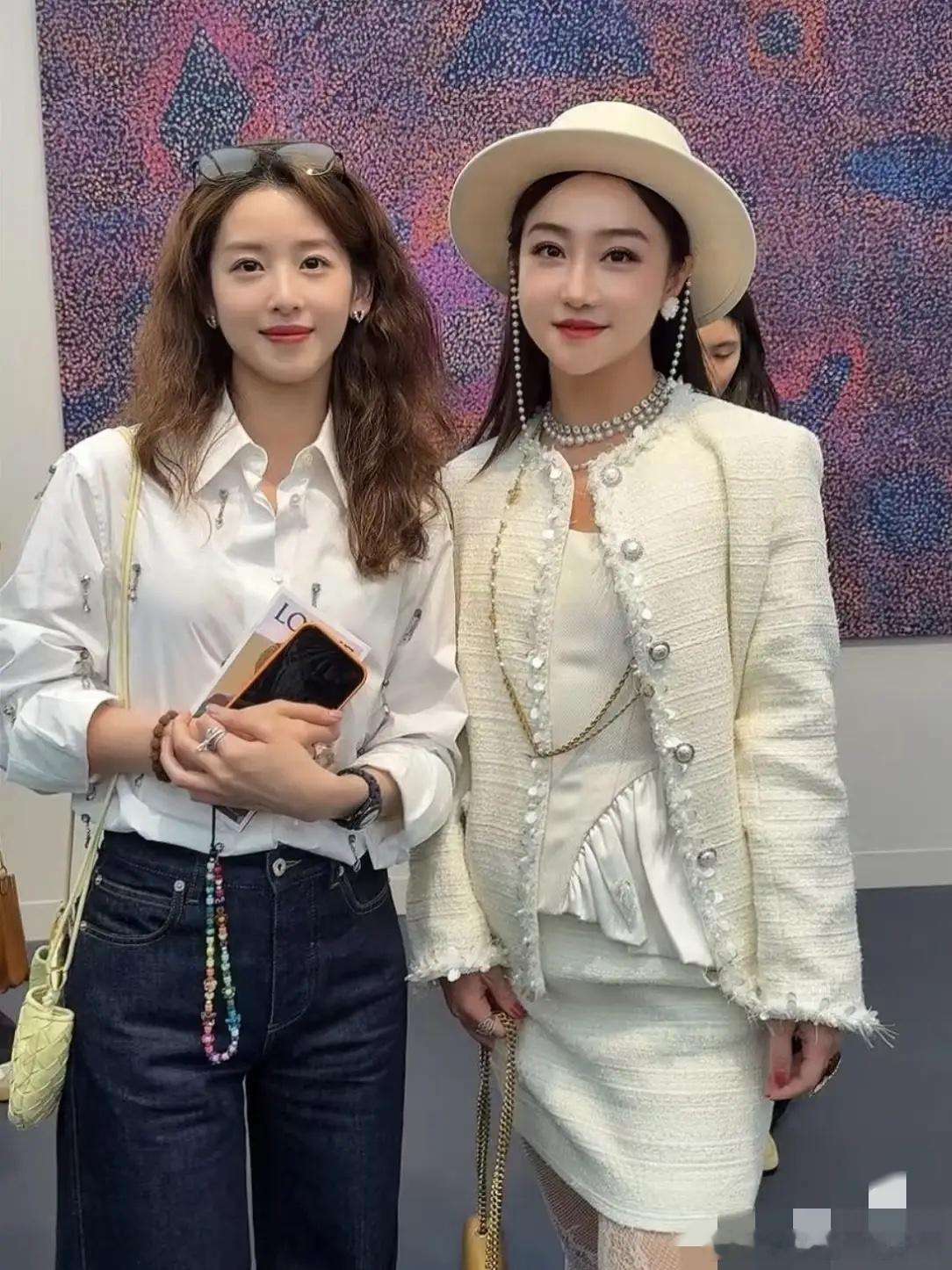 章泽天参加伦敦艺术展，与路人合影曝光，她每天健身脸还是有点圆润了，轮廓没有年轻时