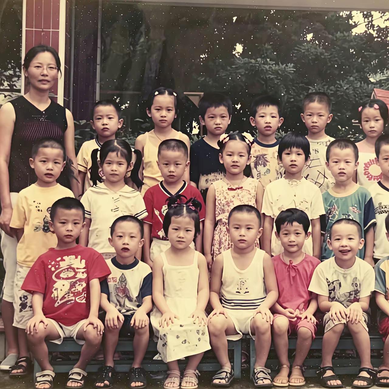 一张尘封的老照片近日流出，拍摄时间大约在2001年前后，地点是广州海珠区一所幼儿