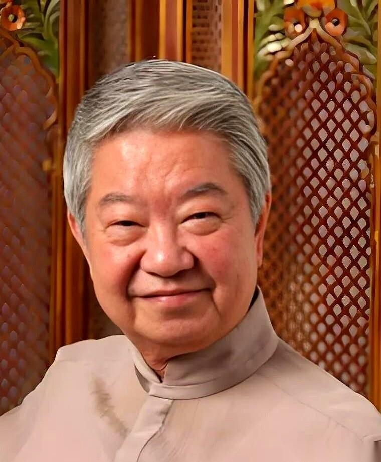 退休后的会计张叔瘦了一圈，一个人在楼下捏着袋速冻饺子准备当晚饭。他家那三室两厅