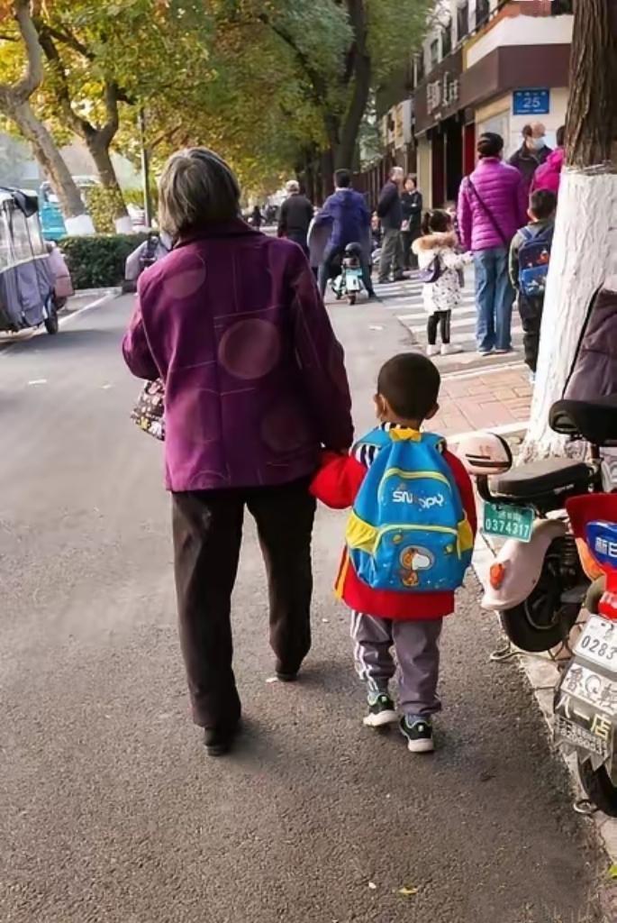 很奇怪！大家发现没？很多帮子女带孩子的老人，都有一个共同的想法，等到孙儿上
