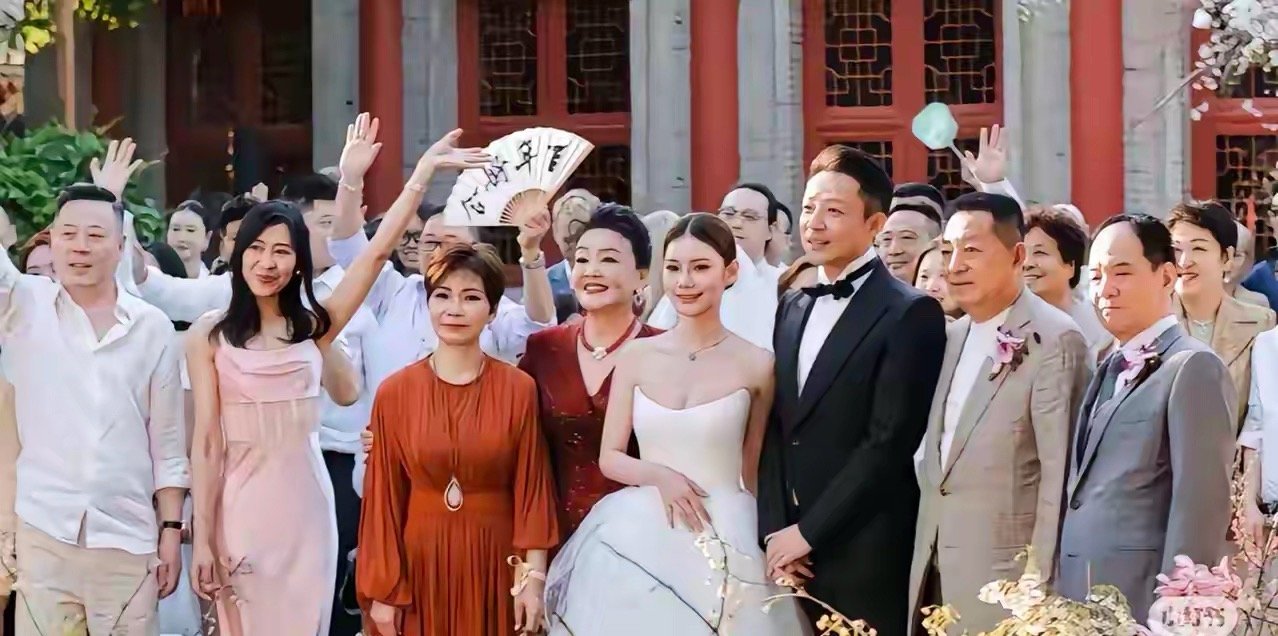 汪大爷露面了，一家六口终于同框了！不得不说困，最终，还是她赢了！她愿意在北京，她