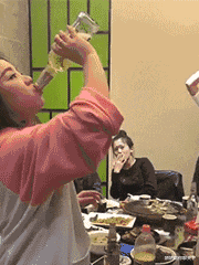 女汉子们以后穿裙子一定要注意点坐姿呀, 这也太尴尬了! 哈哈哈哈