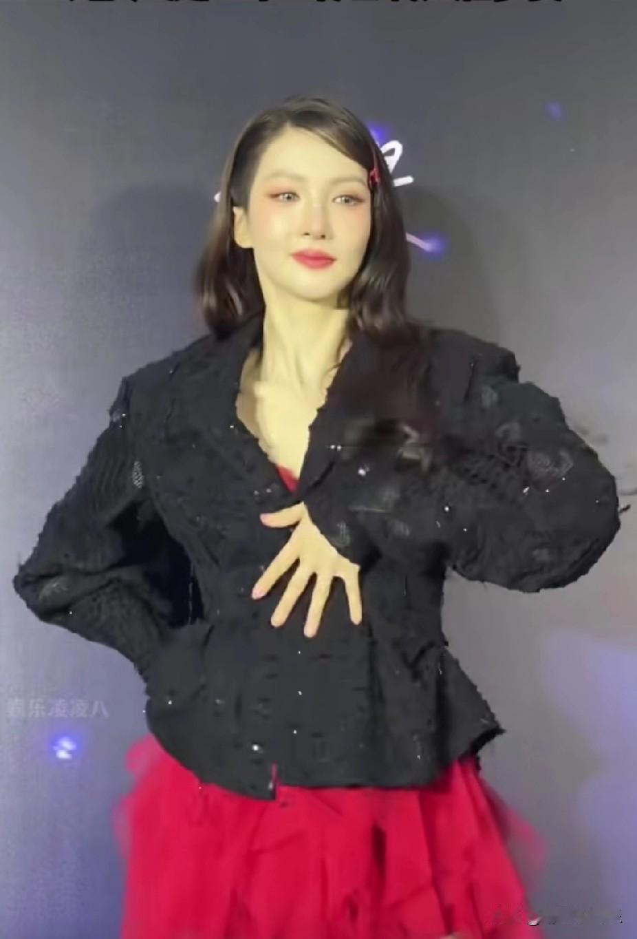 无意间刷到她跳舞的视频，如果不是有字幕介绍，一时间还真有点脸盲，在脑海里紧急搜