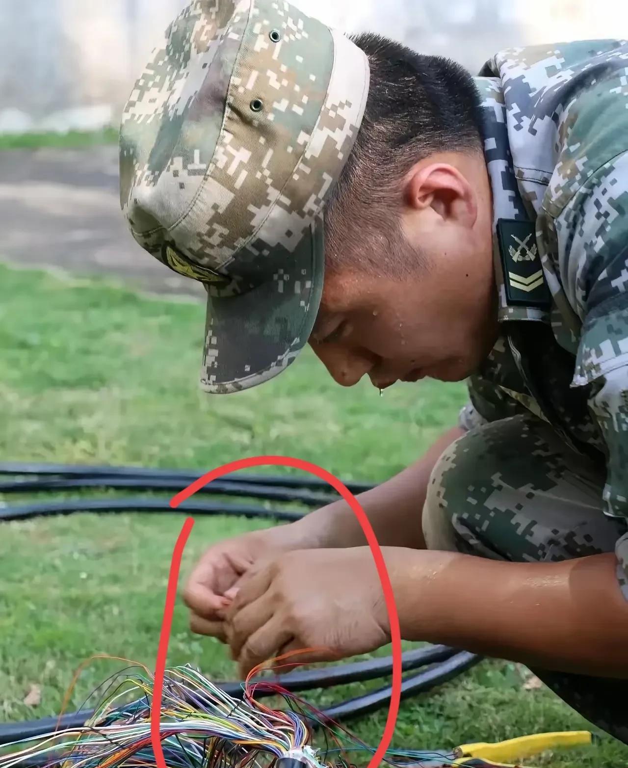 大秘密，为啥多数士兵想转三期士官？在部队里，“转三期士官”是不少士兵的目标，究