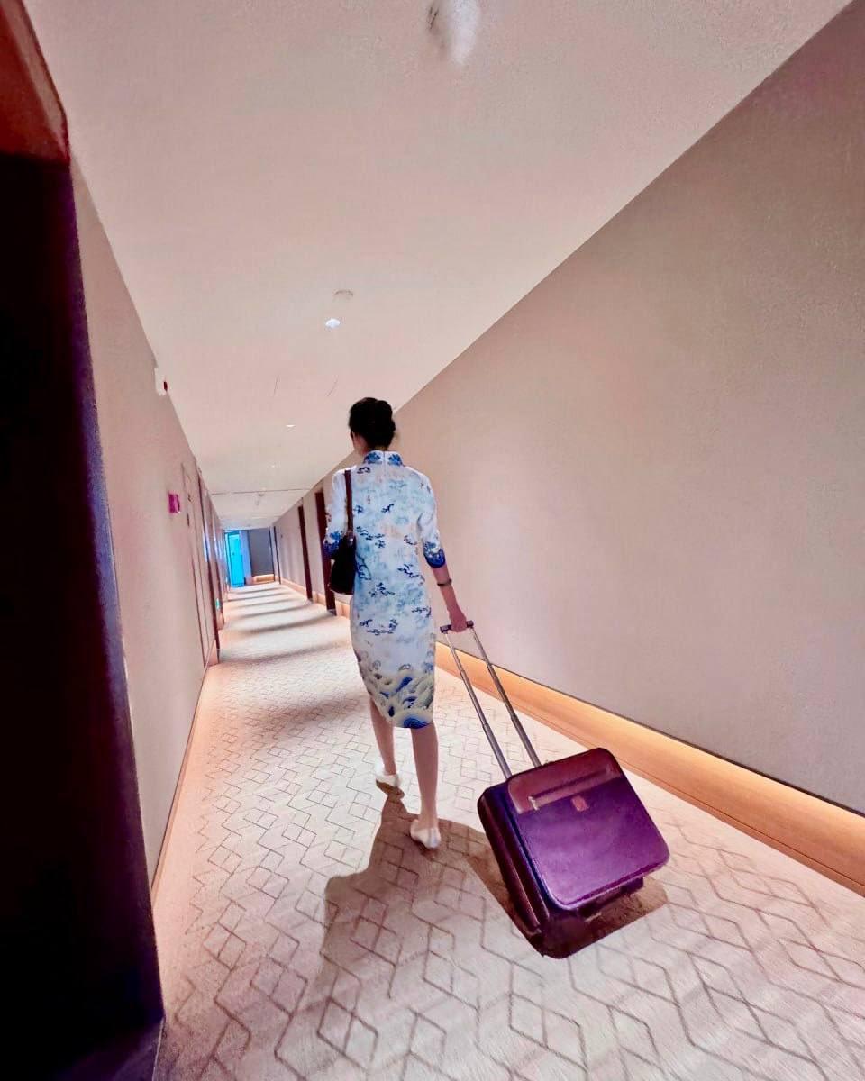 在飞机上喊空姐什么称呼才不会显得很庸俗呢？如果你去要一杯可乐，你喊空姐，她也能