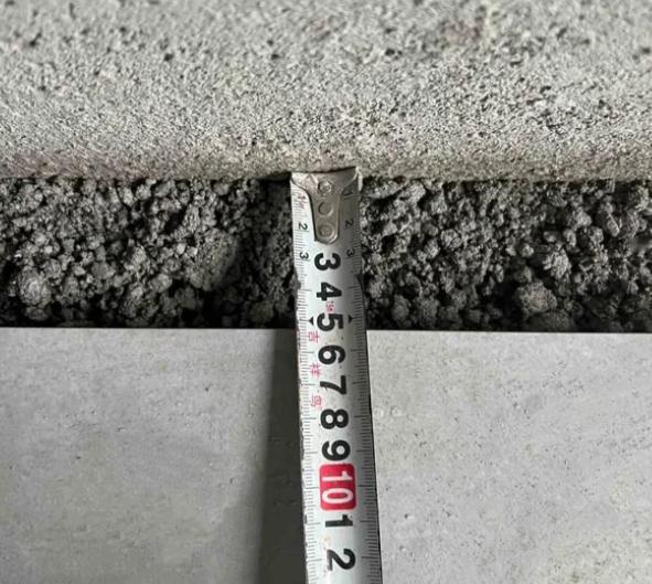 恩施的孙先生花大价钱装修新房，结果验收时差点当场气晕！阳台铝合金边框和瓷砖之间