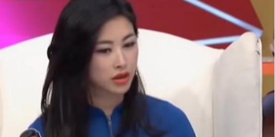 “朱珠，老师问你个事，你到底有几个爸，几个妈啊？怎么每次家长会来的人都不重样？”