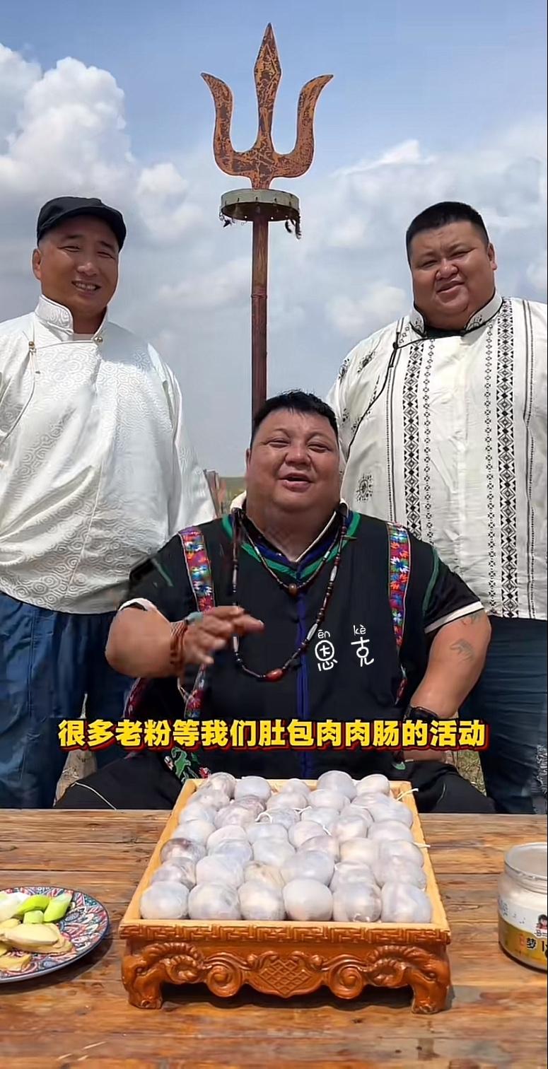内蒙古“第五大网红”恩克，江湖人称“羊亡爷”，如今的粉丝量已将近900万。真