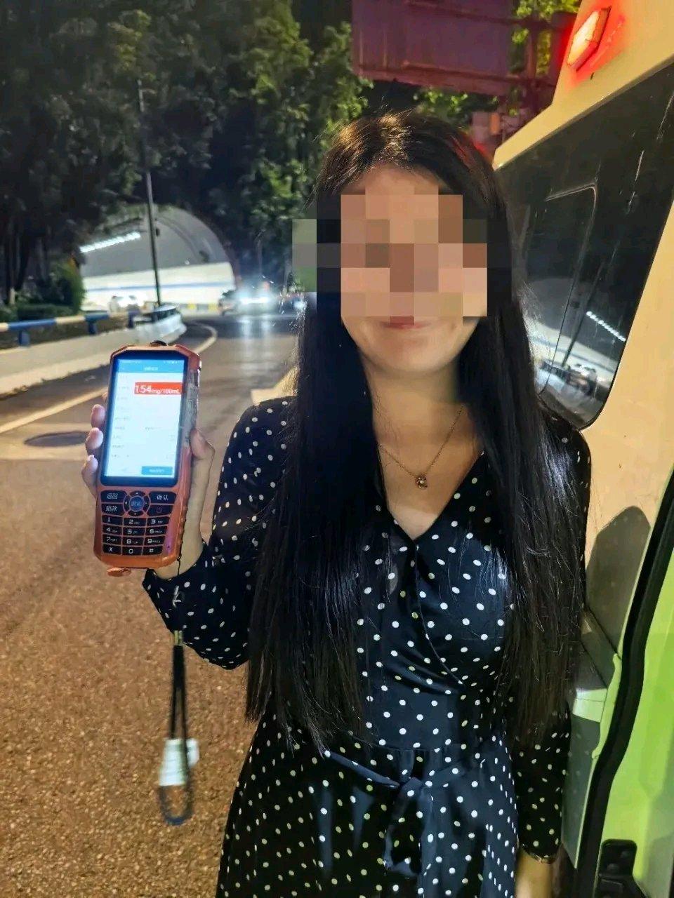 近日重庆有个女子干了件离谱事儿。她和男友酒后拌嘴，男友打车走了，她竟赌气醉酒驾车