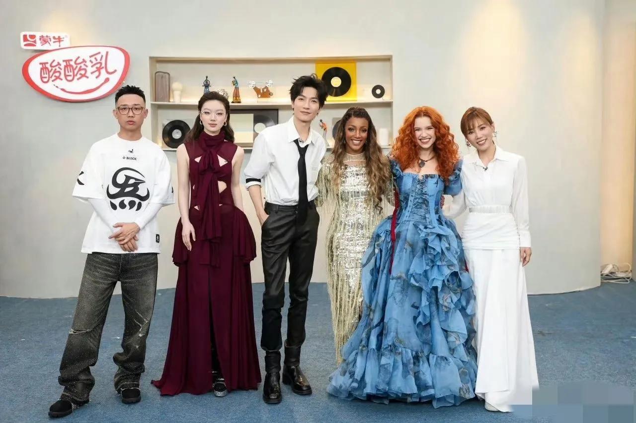 《歌手2025》在线歌手大合照，说陈楚生满40减10一点也不为过吧，可是怎么瘦成