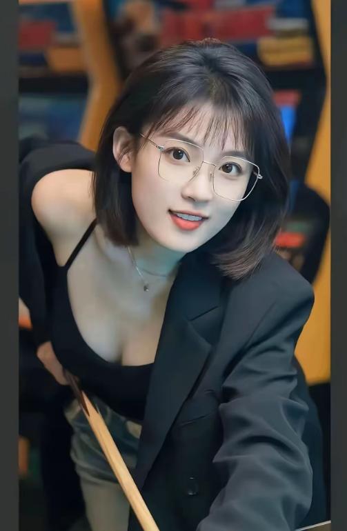 这位喜欢打台球的小妹长得太像“国民贤妻”刘涛，确实气质优雅，面容娇美如花，非常能