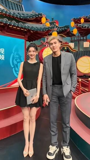 咪咕女主播晒与郭艾伦合影，评论区起哄，郭艾伦吐槽