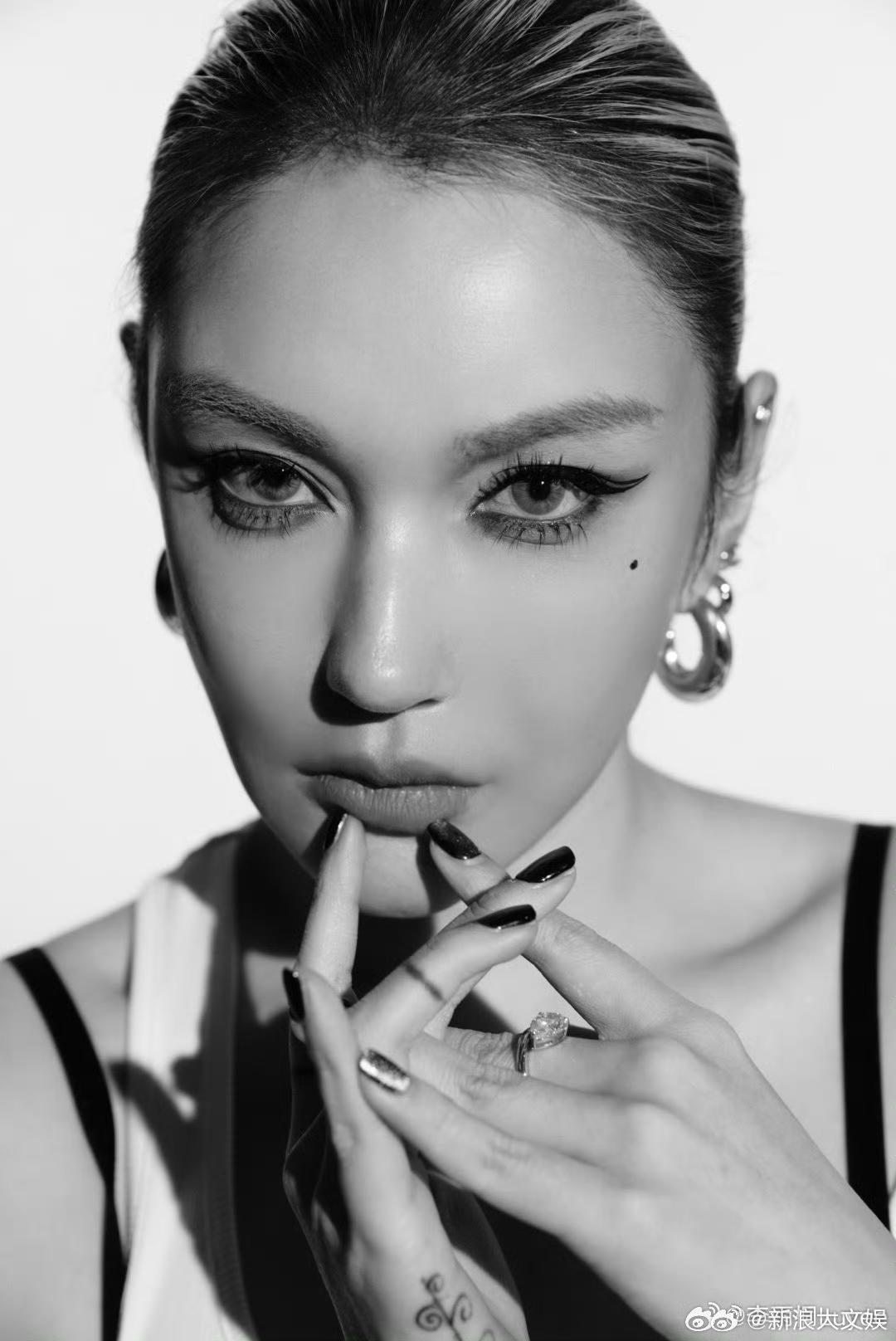 十年恩怨又起波澜，李雨桐在薛之谦演唱会筹备期突然开锤，称将公开“所有真相”。