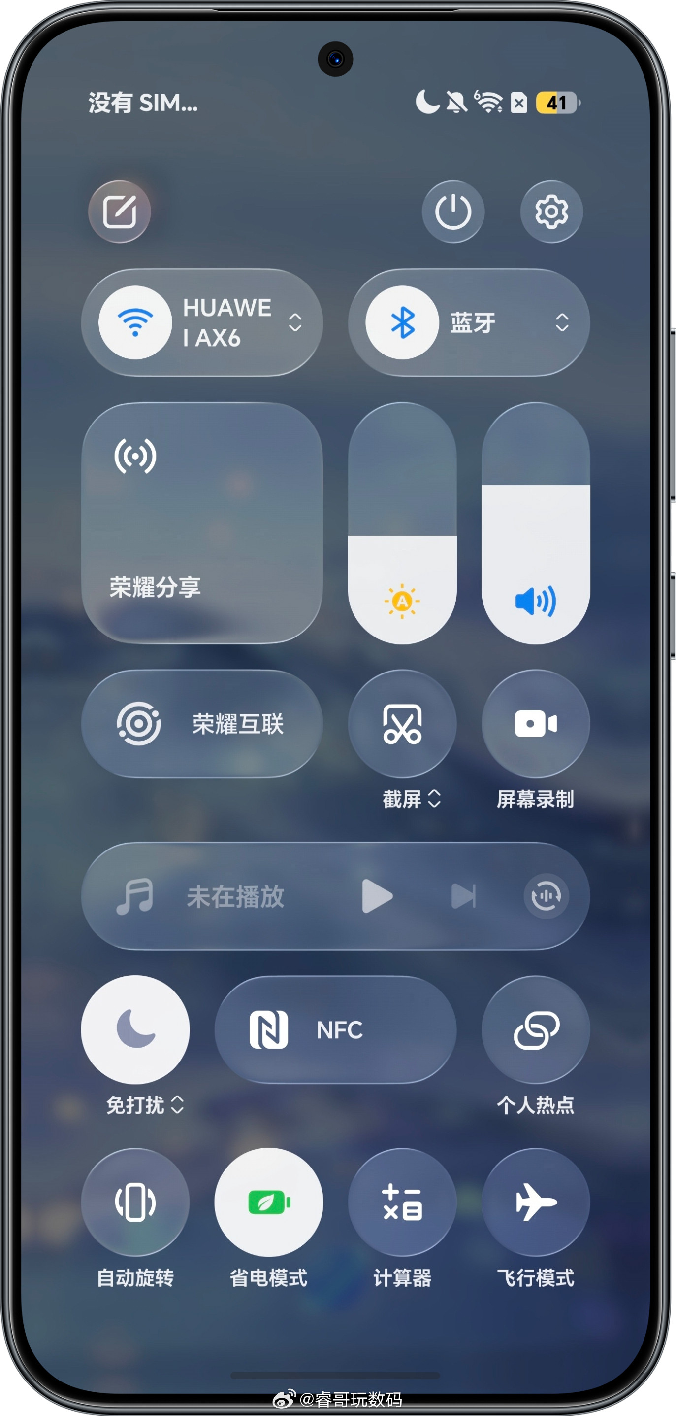 荣耀MagicOS11系统控制中心的UI和交互优化提升很大。首先是液态玻璃风格