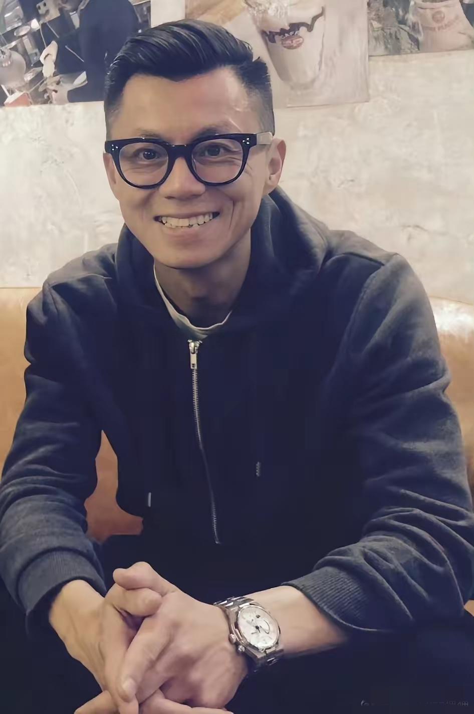 陈震就小米捐款一事道歉。不知道军儿接不接受。军儿太忙，不问他了吧！其实公司有社