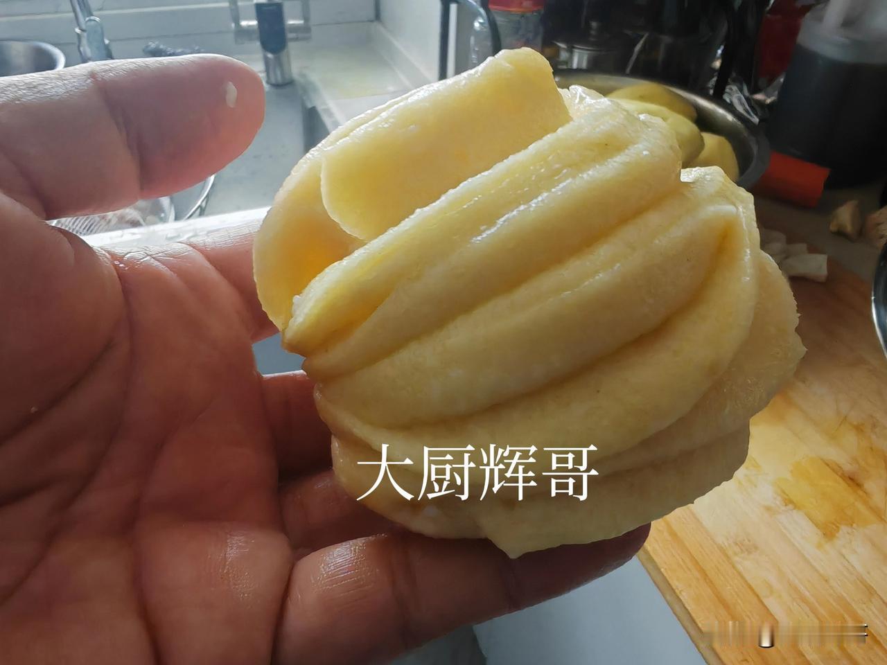 早上五点多起来给八十一岁的老岳父蒸花卷，还是粗粮主食呢！老爷子几十年不变的早餐就