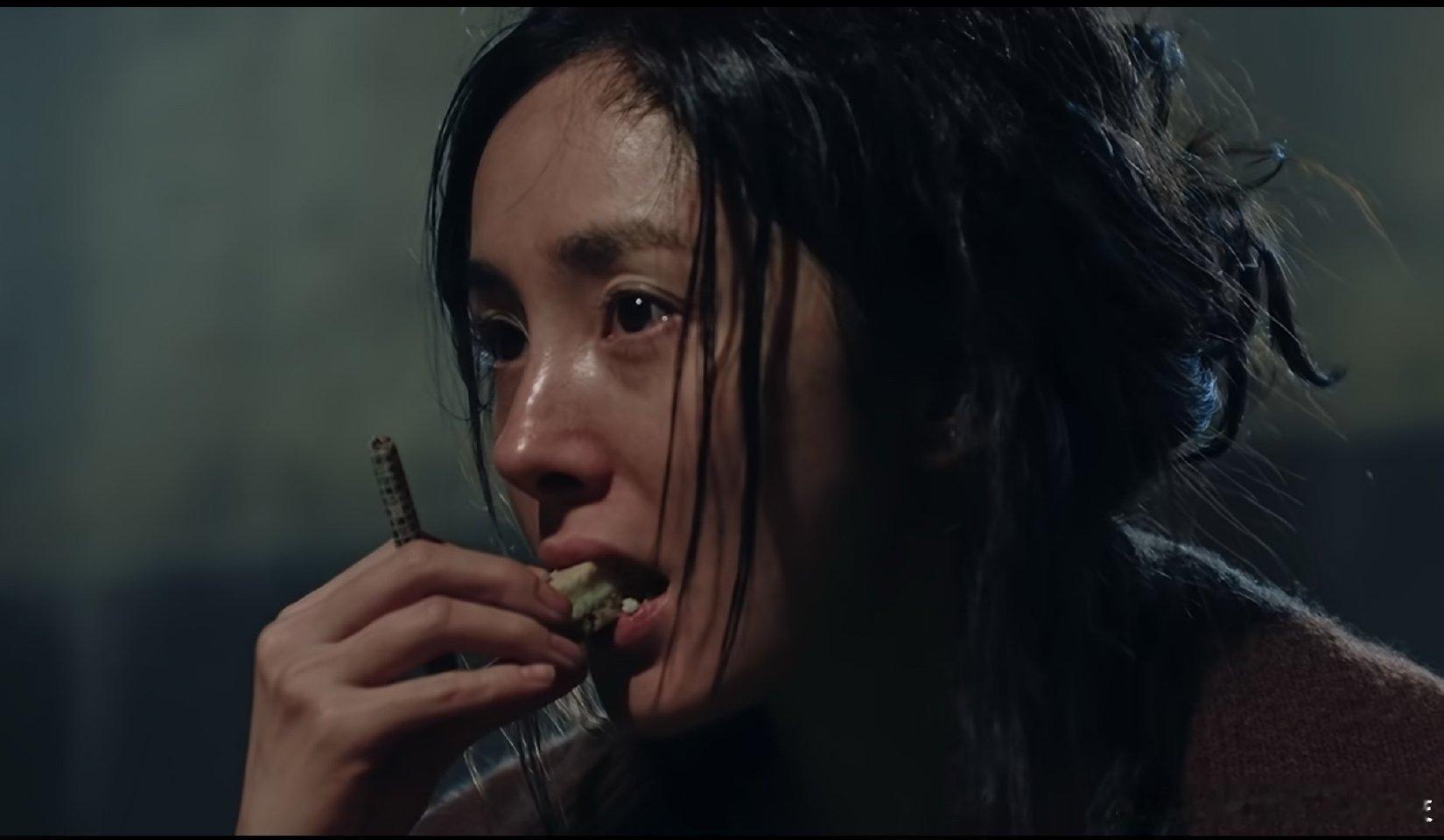 赵丽颖拍酱园弄的时候心思不知道放在哪里的，眼神要么呆呆的，要么就是在放空的。镜头
