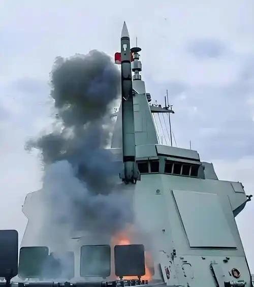 如果美国用上百架无人机攻击055，那055能生存下来么？就这么说吧，055的电子