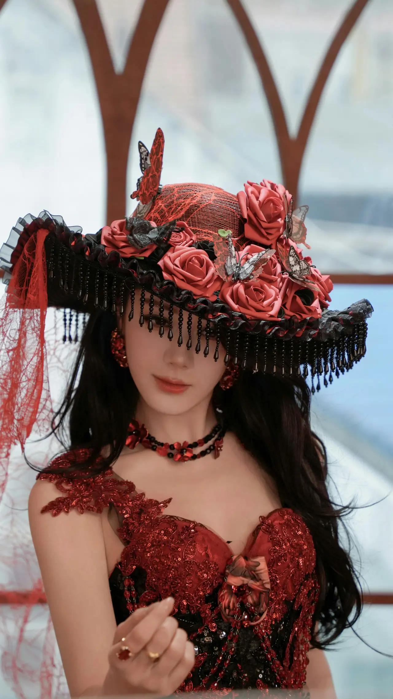 美女壁纸～迪丽热巴，黑红交织的复古绮梦里，礼帽上的玫瑰与蝴蝶缀满风情，蕾丝与亮片