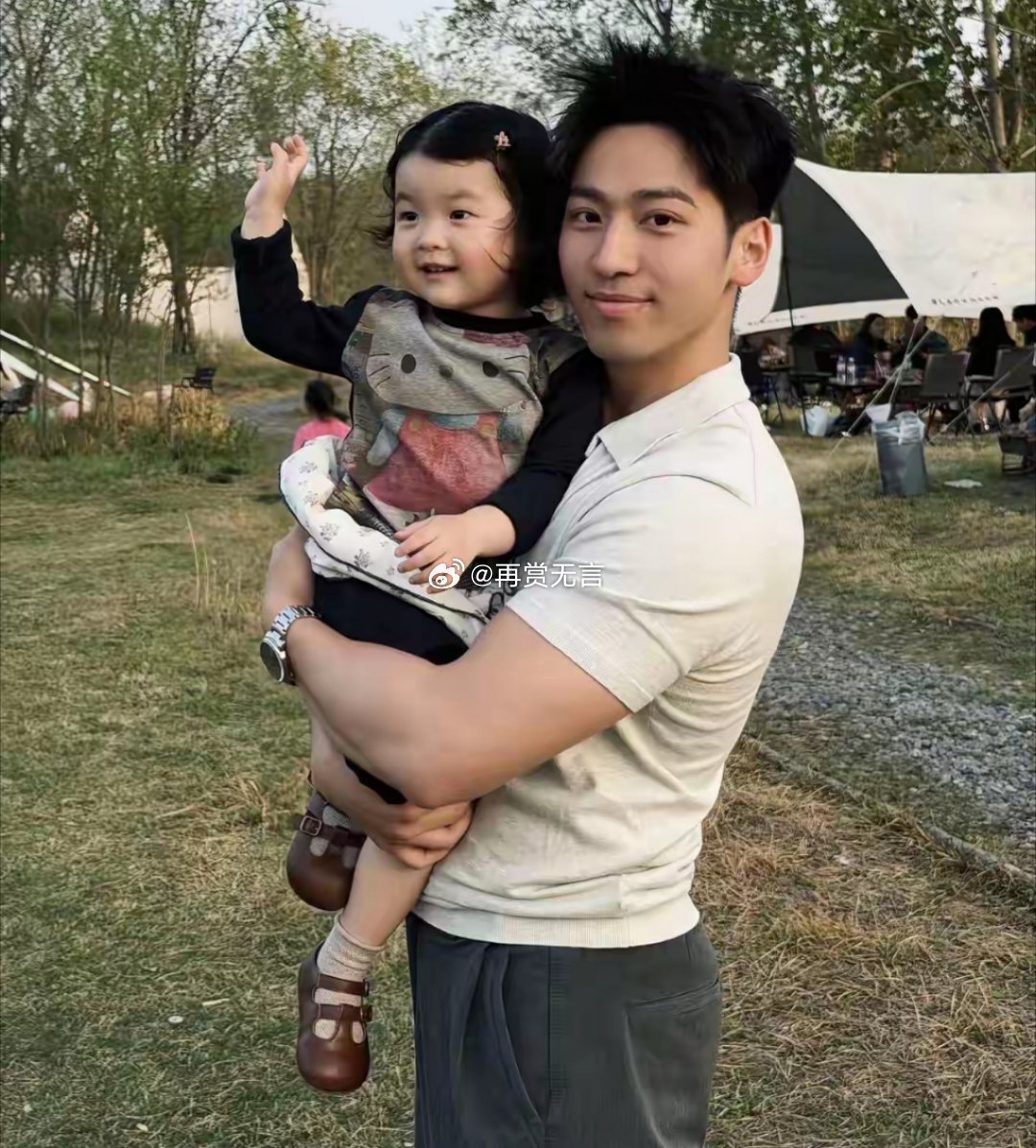 跟张凌赫一样帅的男人，好想做他怀里的萌娃。