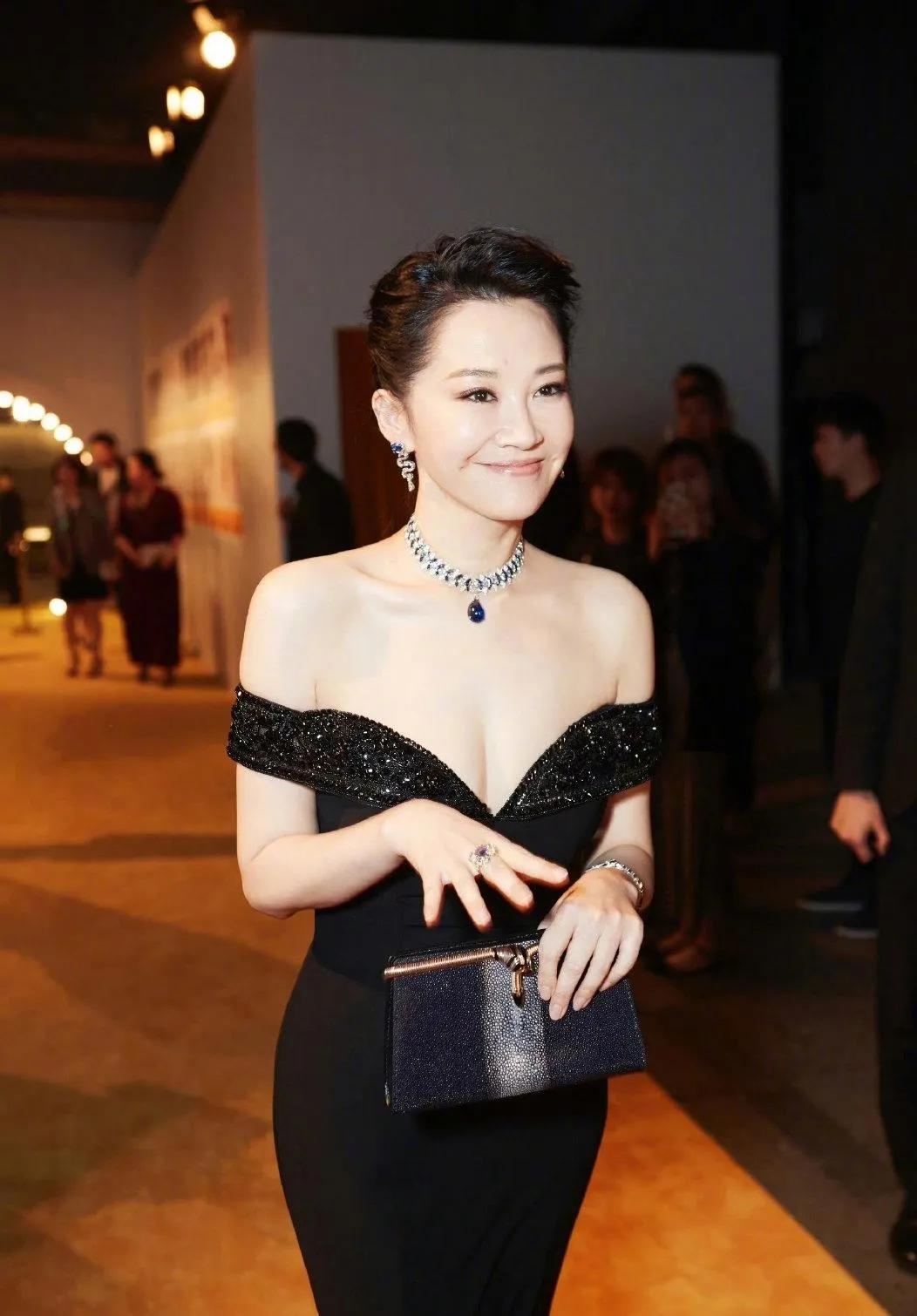 许晴的黑色礼服造型，美到让人移不开眼！一袭黑色深V露肩长裙，勾勒出她完美的