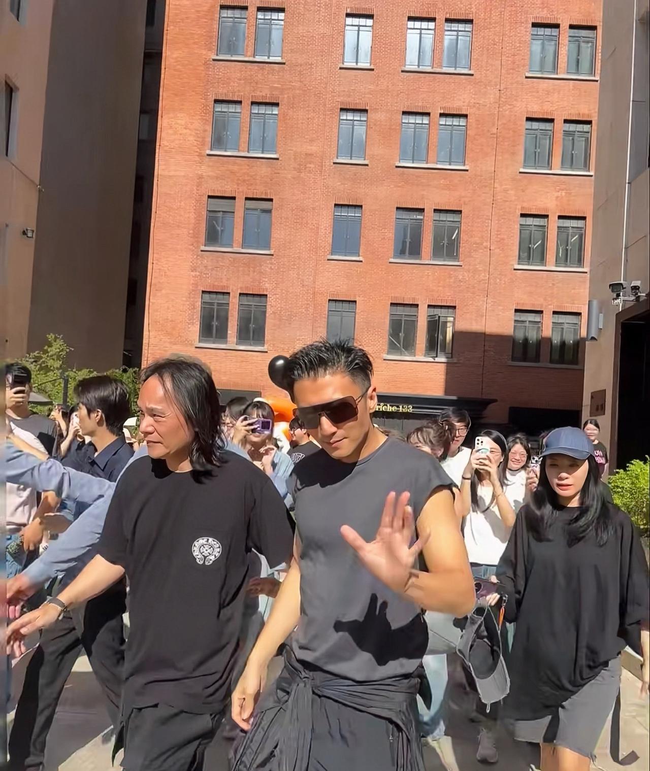 近日，有位网友在上海偶遇谢霆锋的画面。谢霆锋刚喝完咖啡走出来，戴着墨镜跟大家打