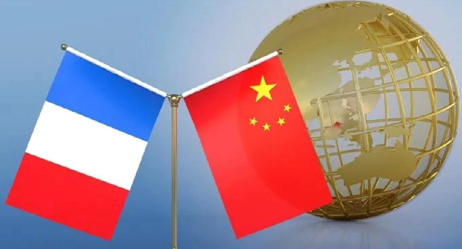 马克龙签字的手还没放下，心里那块石头先落地了。这趟中国行，他可是背着整个法国的期