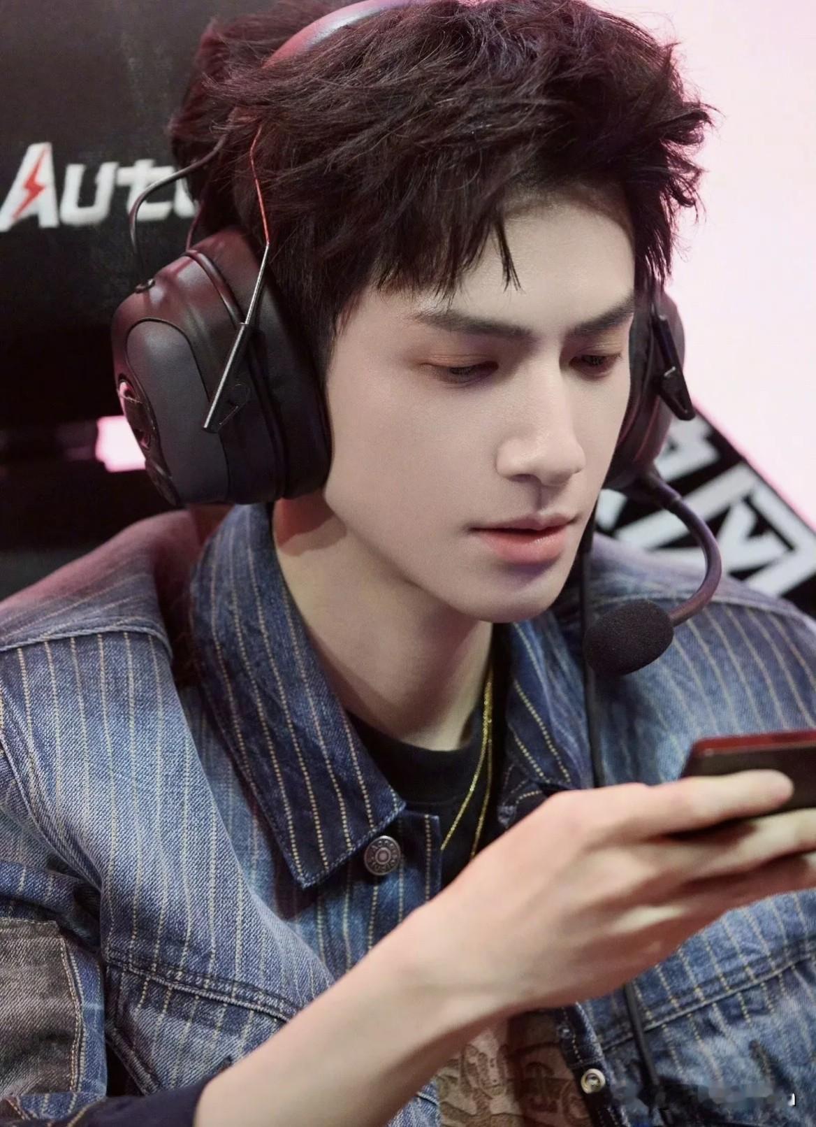 罗云熙明明已经是D神了，为何不去当职业选手，而是偏偏当演员和歌手呢？昨天罗云