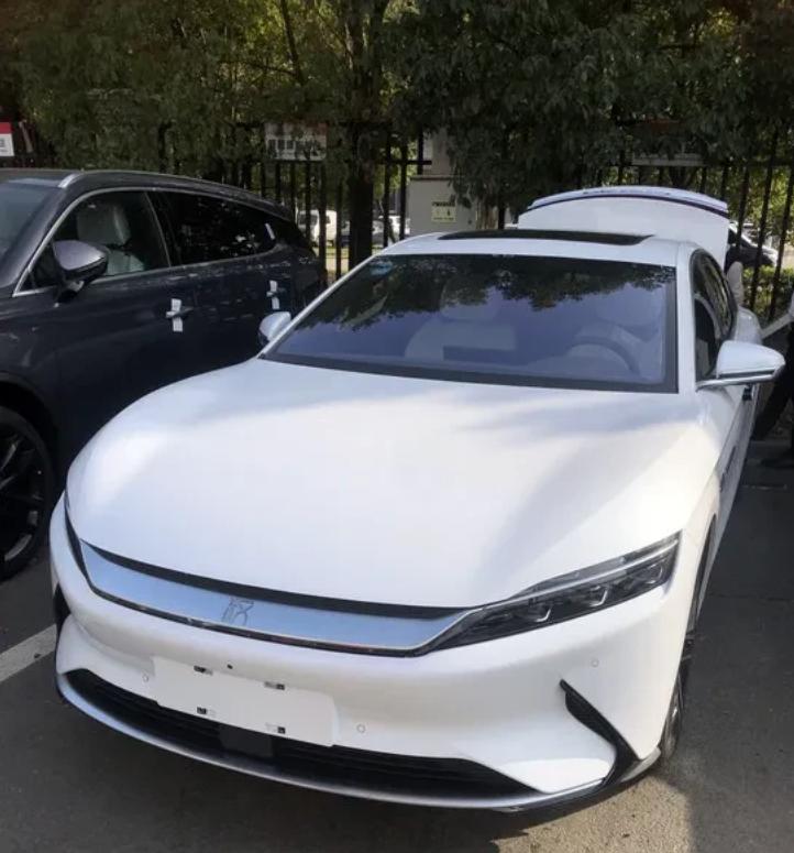 一位车主花27万买的比亚迪，开了六年16万公里，换备胎时突然愣住——车轮内侧藏着