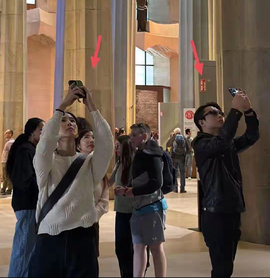 标题（头条爆款风）43岁张钧甯西班牙同框男友！素颜绝了，恩爱藏不住✨